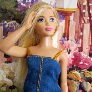 CURVY BARBIE, BLONDE w CLOTHES: BALL GOWN, SWIMSUIT, DRESSES, HAT, SHOES; STORY!